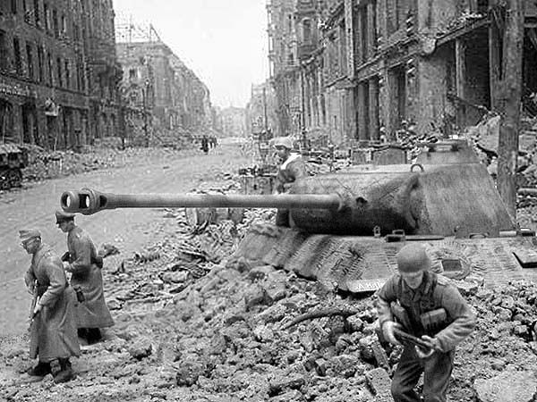 Tank Panther zakopaný někde v ulicích Berlína