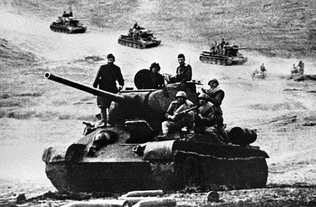 Sovětské jednotky přemisťující se na tanku