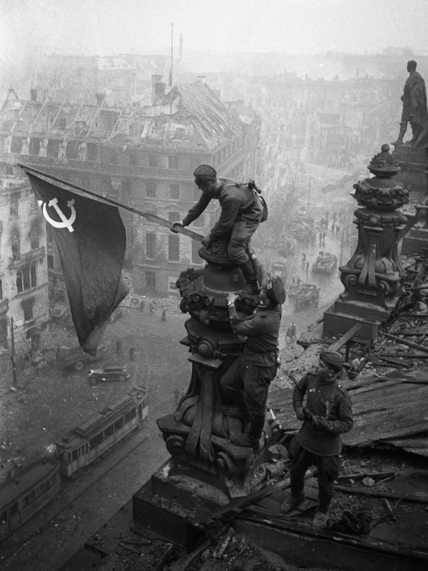 Vztičení Sovětské vlajky na Reichstagu